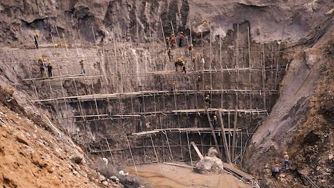 Baustelle für den Basistunnel vor Bhulbule