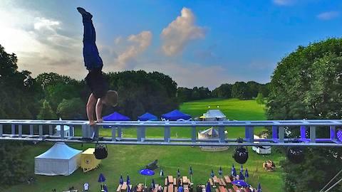 Stuntshow über der Zirkuskuppel